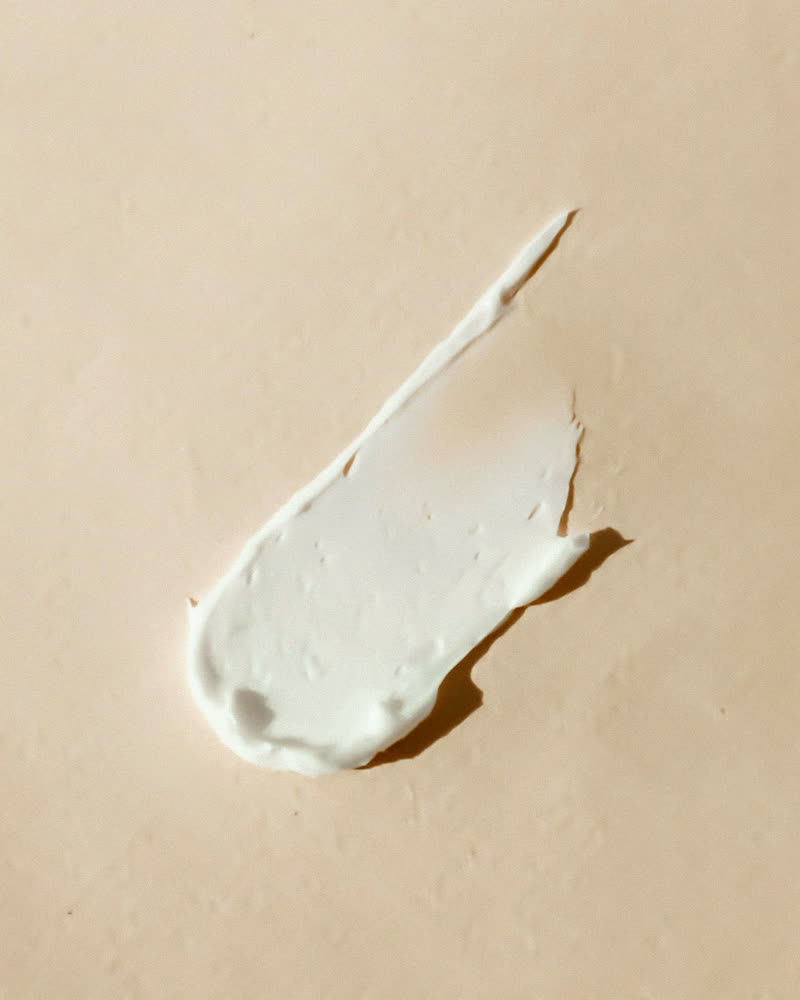 Uma pincelada de bálsamo branco e espesso sobre papel claro